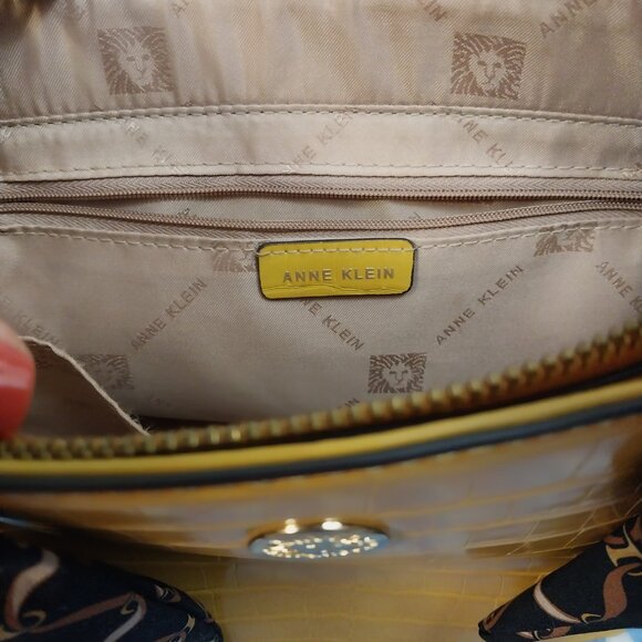 3122 Medium Ann Klein Cross Body Shoulder Bag In Gold and Black - Picture 10 of 13